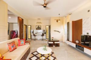 The AquaGrove Villa by StayJadeLuxuryPool Lawn