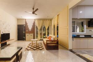 The AquaGrove Villa by StayJadeLuxuryPool Lawn