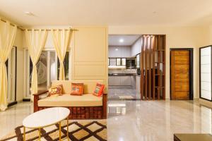 The AquaGrove Villa by StayJadeLuxuryPool Lawn