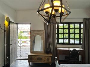 Cozy Homestay King Bed withBalcony in Shared Bungalow SS2 PJ
