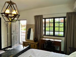Cozy Homestay King Bed withBalcony in Shared Bungalow SS2 PJ
