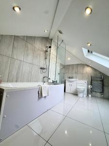 Hatton apartments HEATHROW AIRPORT- FREE parking-Free underground to and from Heathrow Airport Hatton Cross SEE picture-SEE LONDON fast Hatton cross to central London 30min