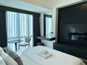 38 Park Studio with King Bed, Pool, Gym & Netflix