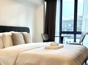 38 Park Studio with King Bed, Pool, Gym & Netflix