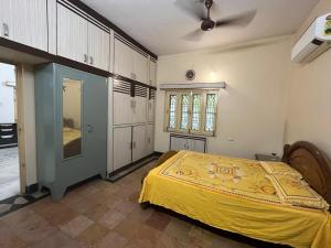 Spacious 3BR Home, Parking, Near Outlets & Shops