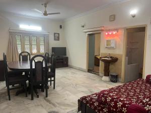 Spacious 3BR Home, Parking, Near Outlets & Shops