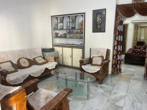 Spacious 3BR Home, Parking, Near Outlets & Shops