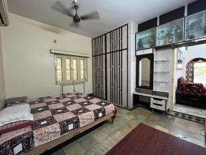 Spacious 3BR Home, Parking, Near Outlets & Shops