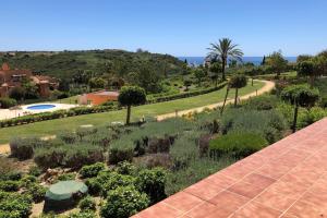 Seaview 2 Bed Apartment Sleeps 4 - Terrace - Pool