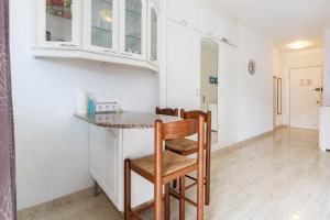 Marina view, sunny one bedroom pyr