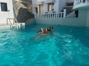 Entire Villa full View 3 bedrooms 3 bathrooms 3 kitchens