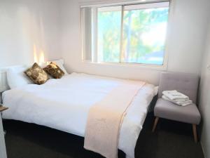 Air conditioned Floral Youth House 5mins walk to shopping centre city bus station