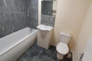 4 Bed House Sleeps 12 - Private Garden - Parking