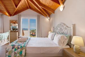 Yiannis Suite with Sea View 10