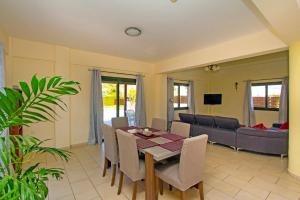 Villa Hermes by Villa Plus