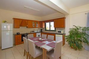 Villa Hermes by Villa Plus