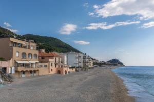 Villa Liliana - Stella Marina - Trilocale Elegante con Balcone Vista Mare - Accesso Diretto alla Spiaggia
