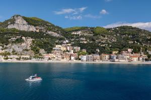 Villa Liliana - Stella Marina - Trilocale Elegante con Balcone Vista Mare - Accesso Diretto alla Spiaggia