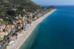 Villa Liliana - Stella Marina - Trilocale Elegante con Balcone Vista Mare - Accesso Diretto alla Spiaggia