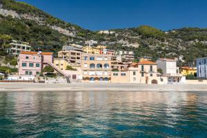 Villa Liliana - Stella Marina - Trilocale Elegante con Balcone Vista Mare - Accesso Diretto alla Spiaggia