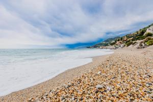Villa Liliana - Stella Marina - Trilocale Elegante con Balcone Vista Mare - Accesso Diretto alla Spiaggia