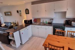 2 Bed Cottage Sleeps 5 - Pets Allowed