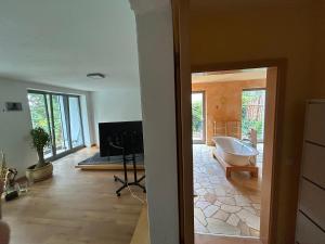 Separate Area mit Schlafzimmer und Badezimmer