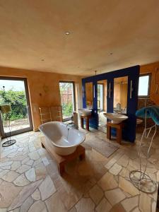 Separate Area mit Schlafzimmer und Badezimmer