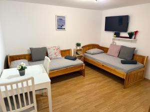 Peaceful Riverside Studio with private Garden Center Parking