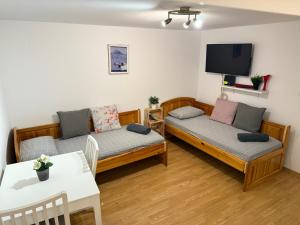 Peaceful Riverside Studio with private Garden Center Parking