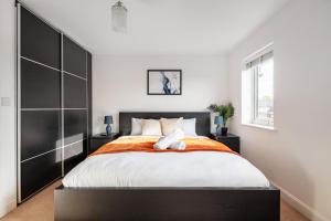 Spacious 5 Bed, Sleeps 10 with Parking, Contractors & Family Haven