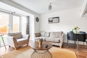 Spacious 5 Bed, Sleeps 10 with Parking, Contractors & Family Haven