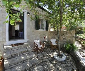 Adamantia 17th Century Room D1