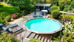 Luxury Home, spectacular grounds, pool & hot tub