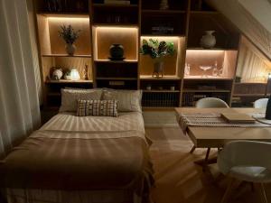 Luxury Home, spectacular grounds, pool & hot tub