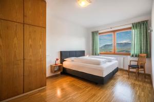 Annenhof Apt Spatz in der Hand