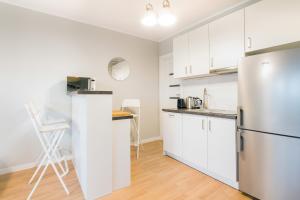 Przestronny Apartament z Tarasem i Parkingiem w Gdyni by Noclegi Renters