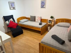 Peaceful Riverside Studio with private Garden Center Parking