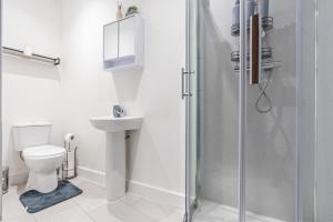 Modern 2 Bedroom Apartment in City Centre Free Parking with Fast WiFi Near Arena