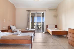 Sandy Maria studio 402