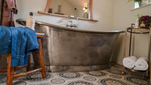 Host & Stay - Tin Bath