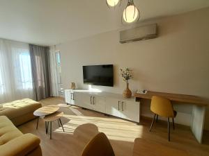 Elegant Stay 1-Bedroom Apartment in St St Constantine and Helena, Free Parking