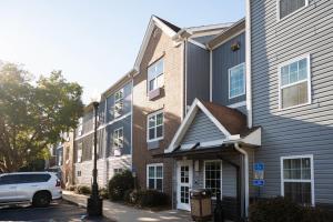 Alluxsuites at 1876, an Ascend Collection Hotel