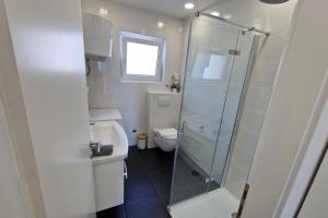 2 Bed Apartmani Sleeps 6 - Free Parking