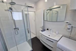 2 Bed Apartmani Sleeps 6 - Free Parking