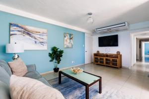 Isla Verde Oceanview 4BR with Beach Access