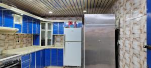 فلة و شاليه واسع بمسبح وثلاث غرف نوم ومجلس شعبي ومجلس مناسبات