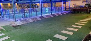 فلة و شاليه واسع بمسبح وثلاث غرف نوم ومجلس شعبي ومجلس مناسبات