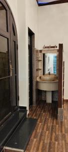 فلة و شاليه واسع بمسبح وثلاث غرف نوم ومجلس شعبي ومجلس مناسبات