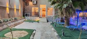 فلة و شاليه واسع بمسبح وثلاث غرف نوم ومجلس شعبي ومجلس مناسبات